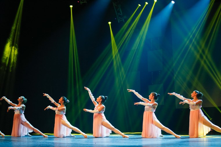 Tribe Dance Hold Your Dream 